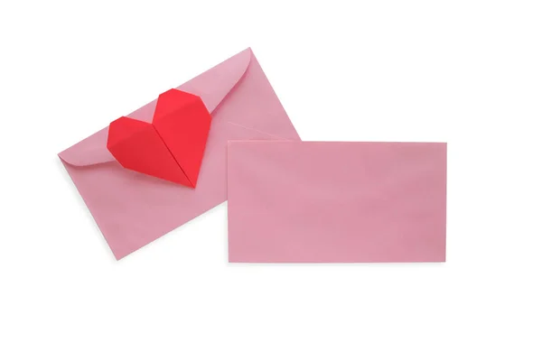 Envelope rosa com origami de papel vermelho coração isolado em bac branco — Fotografia de Stock