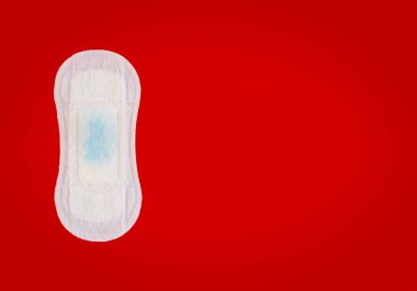 Mavi sıvı ile kadınsı sıhhi peçete üzerinde kırmızı adam damla