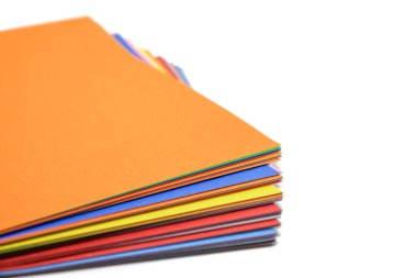 Beyaz arka plan üzerinde renkli kağıt