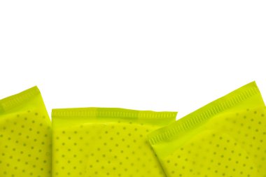 Kadınsı sıhhi peçete, emici bir öğe, hijyen ve sağlık kavramı kopya alanı olan beyaz arka plan üzerinde hayızlı iken bir kadın tarafından giyilen yeşil paket