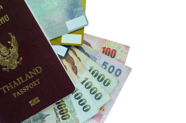 Kredi kartı ve banknot, yurtdışında seyahat, iş ve ekonomi kavramı için beyaz arka plan üzerinde Tayland para para ile Tayland pasaportu