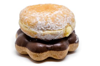 Lezzetli lokma küçük bir aperatif yiyecek konsepti için beyaz arka plan üzerinde şekerli hamur pasta kızarmış.