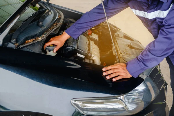 Homem Uniforme Segurança Azul Verificando Motor Carro Antes Viagem Para — Fotografia de Stock