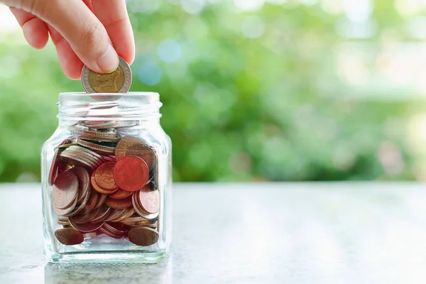 Ahorro Una Moneda Frasco Vidrio Sobre Fondo Natural Verde Borroso —  Fotos de Stock