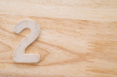 No.2 ahşap arka planda, yemek siparişi için tablo numarası