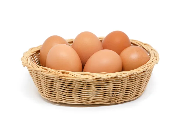 Ovos na cesta de vime no fundo branco — Fotografia de Stock