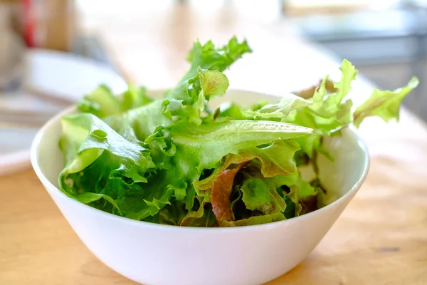 Frischer Gemüsesalat in der weißen Schüssel auf dem Holztisch — Stockfoto