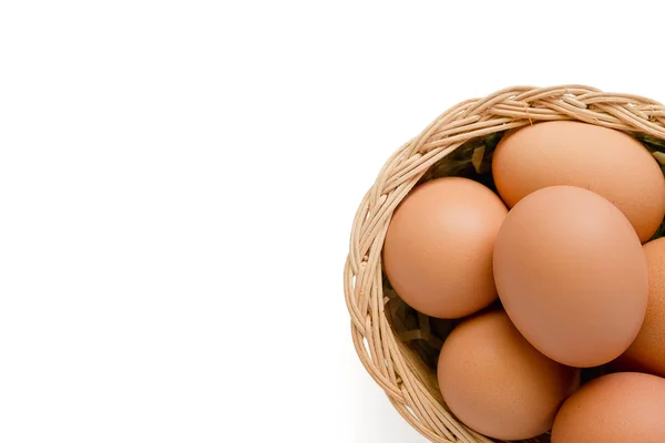 Ovos na cesta de vime no fundo branco — Fotografia de Stock
