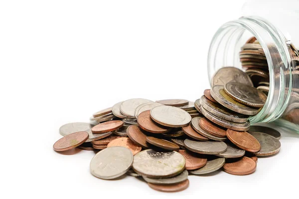硬币在玻璃罐子和外面, 泰国货币金钱在白色 bac 图库图片