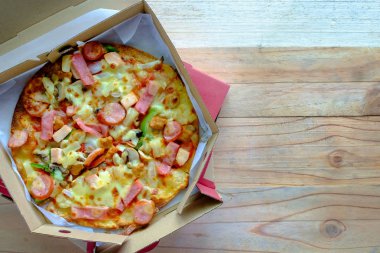 Lezzetli pizza jambon, füme tavuk ve Sosis füme