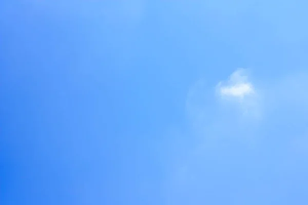 Fluffigt moln mot blå himmel bakgrund — Stockfoto