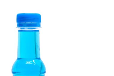 Beyaz arka plan üzerinde tatlı içki şişesi