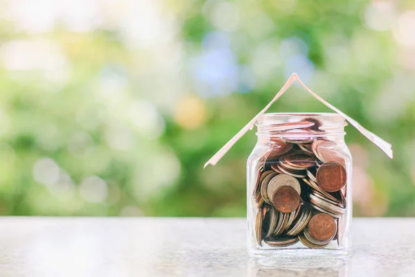 Bankbiljet dak dekken de glazen pot van munten — Stockfoto