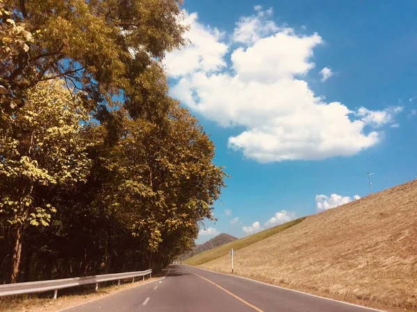 Rural Country Road Amidst Green Trees Fluffy Clouds Blue Sky — Stock Photo, Image