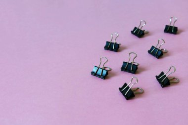 Ofis ve okul gereçleri konsepti için fotokopi alanı içeren pembe arkaplan klipsi.