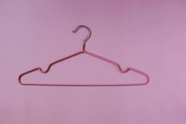 Kleiderbügel Auf Rosa Hintergrund Für Haushaltsgegenstände — Stockfoto
