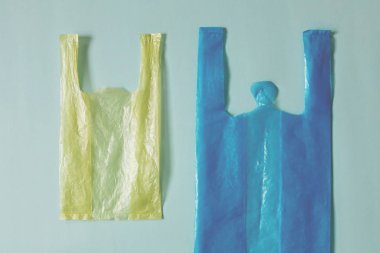 Atık geri dönüşüm kavramı için açık mavi arkaplan üzerine boş plastik torba