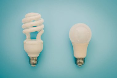 Enerji tasarruf konsept için mavi arka plan üzerinde parlayan Led ampul