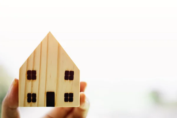 Mano Que Sostiene Modelo Casa Madera Contra Fondo Natural Borroso — Foto de Stock