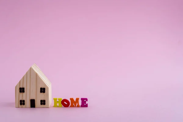 Modelo Casa Madera Con Alfabeto Home Sobre Fondo Rosa Para — Foto de Stock
