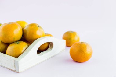 Meyve ve yeme konsepti için pembe arka plandaki ahşap kutuda turuncu