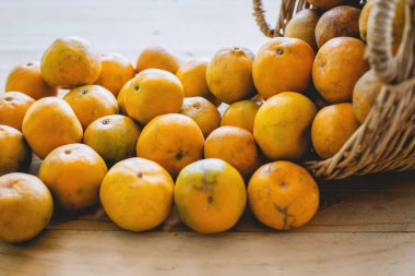 Tahta sepetin üzerinde meyve ve yemek konsepti için portakal.