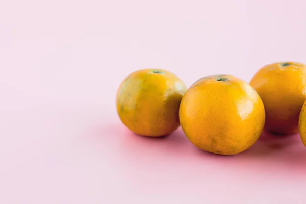 Orange Pink Background Fruit Eating Concept — Stock Photo, Image