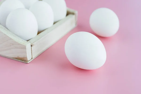 Uova Bianche Nel Vassoio Legno Sfondo Rosa Concetto Cibo Sano — Foto Stock