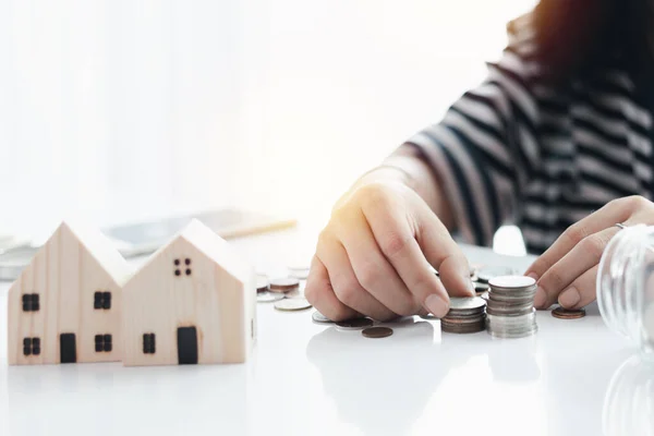 Vrouwenhand Die Een Munt Spaart Voor Planning Huisvesting Vastgoedfinanciering — Stockfoto