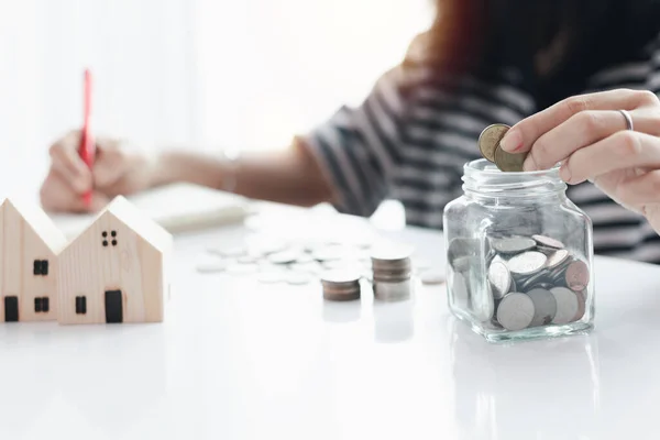 Vrouwenhand Die Een Munt Glazen Pot Spaart Voor Planning Huisvesting — Stockfoto