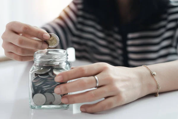 Kadın eli, planlama, konut ve emlak finansal konsepti için para biriktiriyor