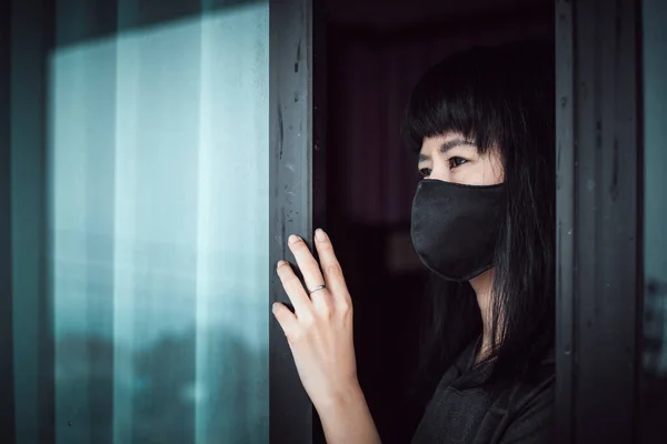 Mujer Asiática Que Lleva Una Máscara Facial Negra Pie Distraída —  Fotos de Stock