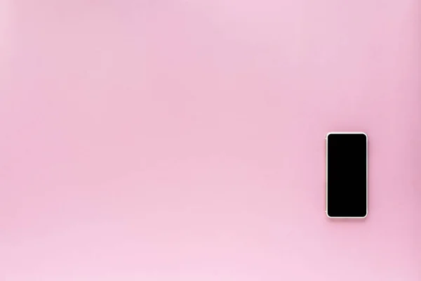 Smartphone Auf Rosa Hintergrund Mit Kopierraum Für Kommunikations Und Medientechnik — Stockfoto