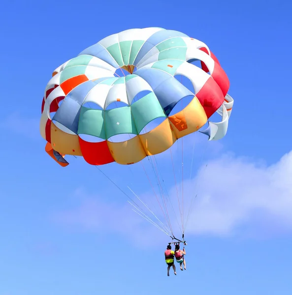 Due amici volano con il paracadute in cielo aperto e si godono la vita ) — Foto Stock