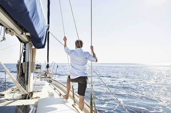 Homem de pé no barco à vela — Fotografia de Stock