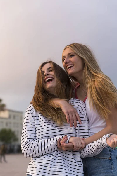 Laughing young women in city street — Stock Photo, Image