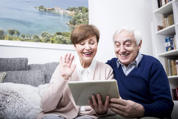 Par att göra videosamtal med tablett — Stockfoto