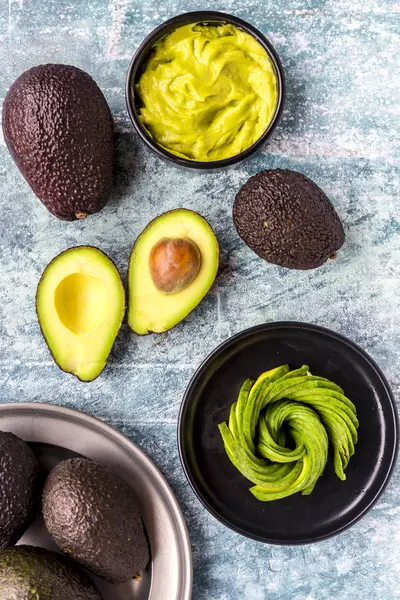Bowl of guacamole and avocados — Stock Photo, Image