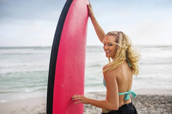 Mujer en la playa con tabla de surf —  Fotos de Stock