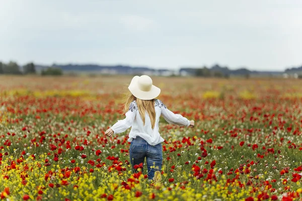 Frau geht in blühendes Feld — Stockfoto