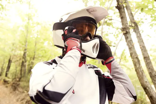 Motocross biker tenuta maschera nella foresta — Foto Stock
