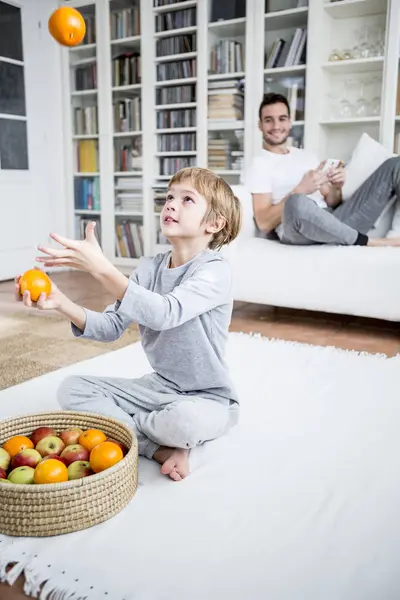 Çocuk evde portakal ile hokkabazlık — Stok fotoğraf