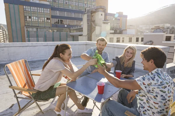 Vrienden hebben op het dak partij — Stockfoto