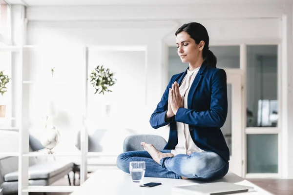 Деловая женщина сидит и медитирует — стоковое фото