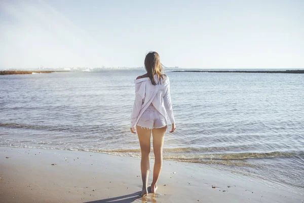 Woman on beach looking at  sea — Stock Photo, Image