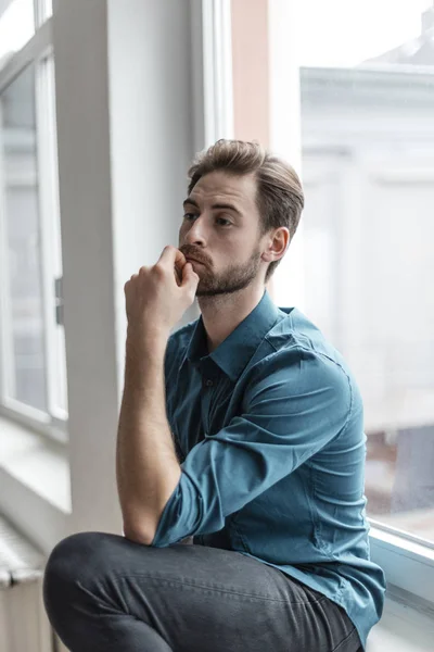 Man zit op de vensterbank — Stockfoto