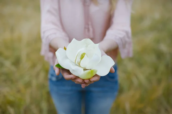 Frau zeigt Magnolienblüte — Stockfoto