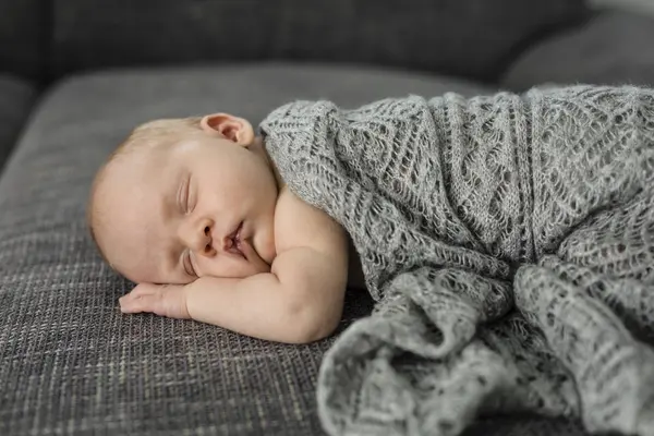 Niño Recién Nacido Durmiendo Sofá — Foto de Stock