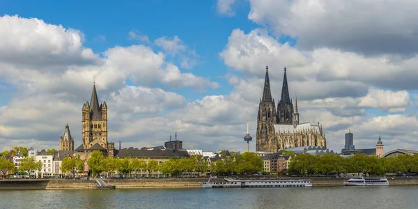 강 라인 강에 쾰른 대성당 — 스톡 사진
