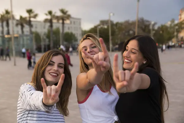 Frauen zeigen Rock "n" Roll-Zeichen — Stockfoto